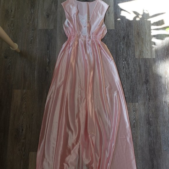 Vintage 80s pink satiny Cahill Lingerie slip - Picture 3 of 8